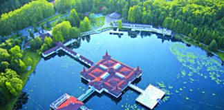 Maďarské termální jezero Hévíz