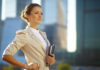 Jak správně sladit červenou koženou kabelku
