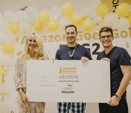 Vendula Pizingerová si vyzkoušela práci v Amazonu. Společnost darovala 672 000 Kč její nadaci