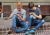 Víte o tom, že první telefon pod stromeček může dětem přinést nejen radost?