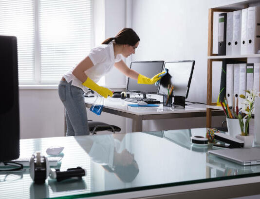 O úklid firem, hal i kanceláří se mnoho let precizně stará K&K cleaning s.r.o.